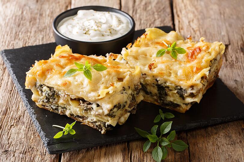 Eine herbstliche Lasagne-Version lässt sich aus Pilzen zubereiten. Dafür wird eine klassische Béchamelsauce zusätzlich mit Petersilie, Knoblauch und fein gewürfeltem Prosciutto sowie mit Salz, Pfeffer und Muskatnuss verfeinert. Anschließend Steinpilze in Scheiben schneiden und mit Öl, Zwiebeln, Thymian und Salbei anbraten und abwechselnd mit Lasagneplatten und der Béchamelsauce in einer Form schichten. Eine herbstliche Lasagne-Version lässt sich aus Pilzen zubereiten. Dafür wird eine klassische Béchamelsauce zusätzlich mit Petersilie, Knoblauch und fein gewürfeltem Prosciutto sowie mit Salz, Pfeffer und Muskatnuss verfeinert. Anschließend Steinpilze in Scheiben schneiden und mit Öl, Zwiebeln, Thymian und Salbei anbraten und abwechselnd mit Lasagneplatten und der Béchamelsauce in einer Form schichten.