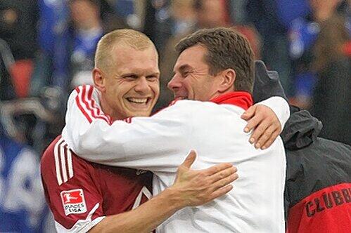 Der Dank des Trainers an den Siegtorschützen: Dieter Hecking herzt den strahlenden Andy Wolf.