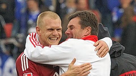 Der Dank des Trainers an den Siegtorschützen: Dieter Hecking herzt den strahlenden Andy Wolf.