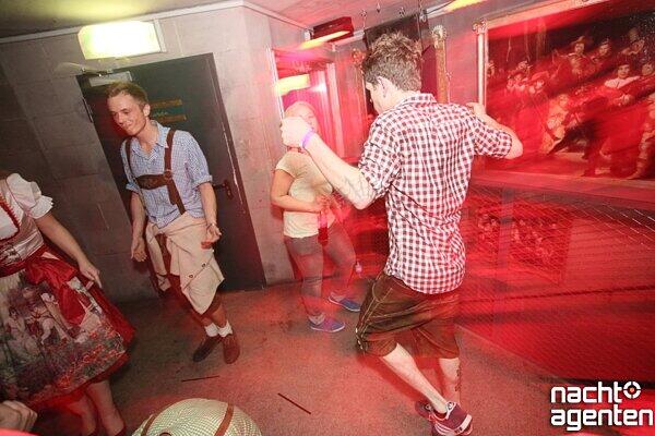 Nebenan, im Harry Klein, ist es nicht ganz so trachtenlastig bei "All night long". Mehr Bilder: www.nachtagenten.de