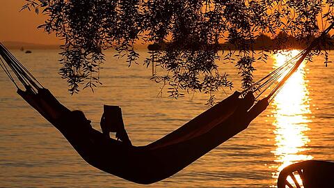 Ein gutes Buch im Sommer lesen: Was gibt es schöneres? Hier einige Schmöcker-Tipps für die freien Tage. (Archivbild)