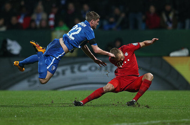 Grätschen statt zaubern: Bayern-Verteidiger Holger Badstuber (r.) gegen den Bochumer Simon Terodde.