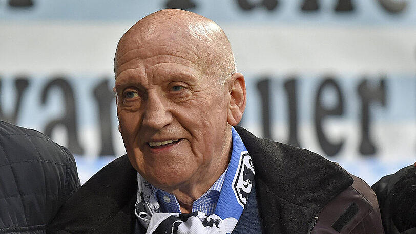 Das Thema 1860 kommt beim Gespräch noch eher auf den Tisch als sein Cappuccino: Peter Grosser hadert seit Jahren mit seinem Klub, den er 1966 als Kapitän zur Meisterschaft führte und der für ihn in die 1. Bundesliga gehört und nirgendwohin sonst.