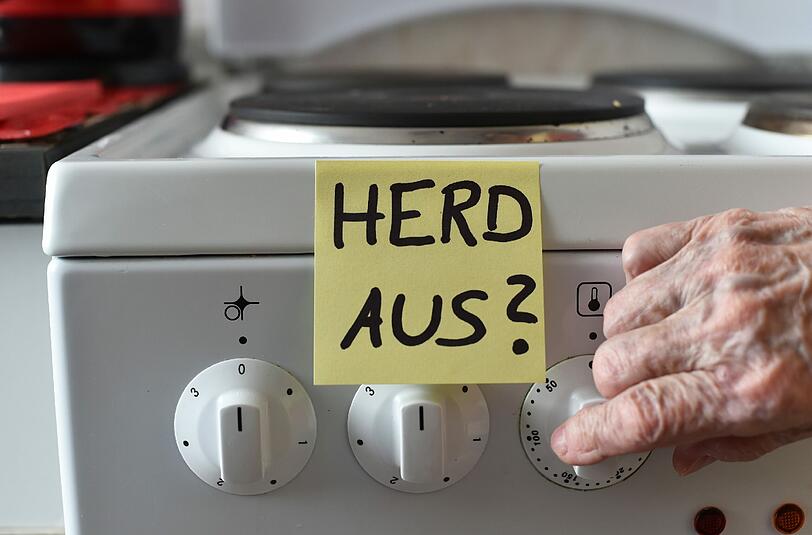 Ein Klebezettel mit dem Schriftzug &bdquo;Herd aus?&ldquo; &ndash; eine kleine Selbsthilfe einer Demenzkranken.