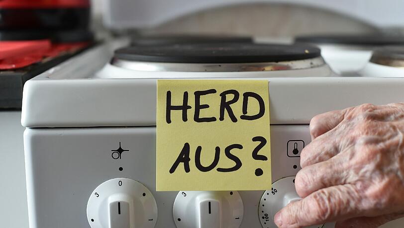 Ein Klebezettel mit dem Schriftzug „Herd aus?“ – eine kleine Selbsthilfe einer Demenzkranken. Ein Klebezettel mit dem Schriftzug „Herd aus?“ – eine kleine Selbsthilfe einer Demenzkranken.