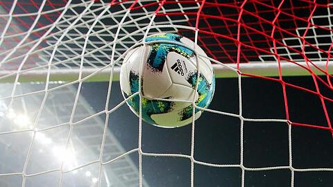 Ein Ball geht ins Netz.