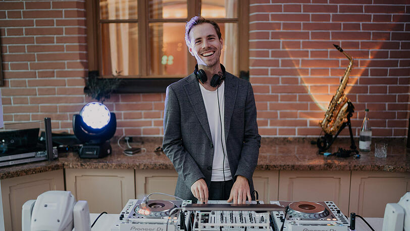 Beste Musik, modernes Equipment und gute Laune: Das macht DJ und Saxophonist Lorenz Sirtl (DJ L3VELS) aus.