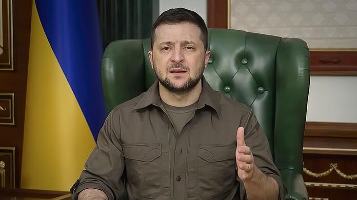 Präsident Wolodymyr Selenskyj will mögliche Absprachen mit Moskau vom ukrainischen Volk legitimieren lassen.