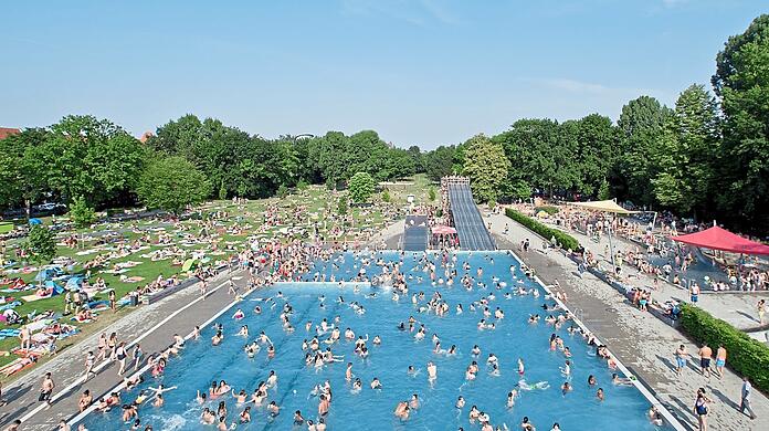In Bayerns Freibädern ist gerade Hauptsaison - damit steigt auch das Konfliktpotenzial.