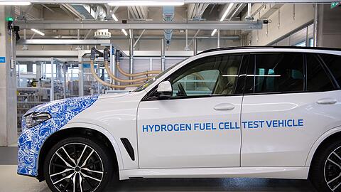Ein BMW X5 mit Brennstoffzellensystem ist im BMW-Forschungszentrum zu sehen. (Archivbild)