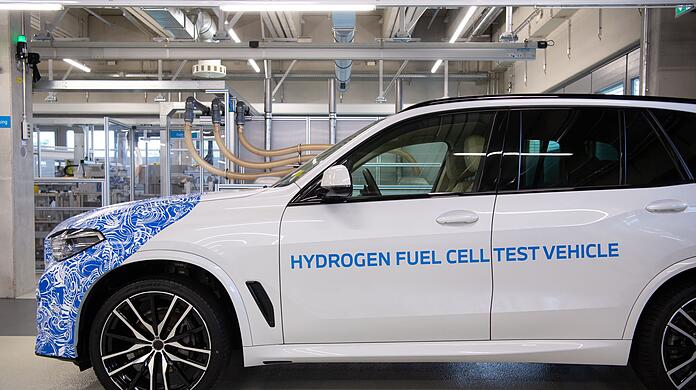 Ein BMW X5 mit Brennstoffzellensystem ist im BMW-Forschungszentrum zu sehen. (Archivbild)