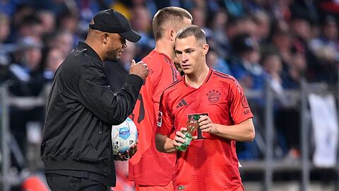 Vertrauensvolles Verhältnis: Bayerns Mittelfeldstar Joshua Kimmich (r.) und Cheftrainer Vincent Kompany.