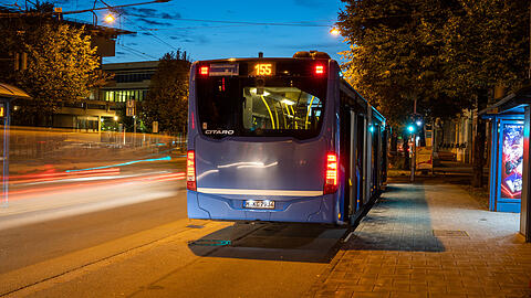 Nachts auf dem Weg von der Bushaltestelle nach Hause fühlen sich viele Menschen nicht wohl. Die Grünen haben eine Idee, die Situation zu verbessern