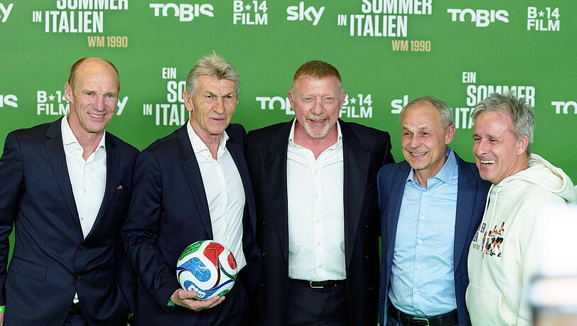 Hans Pfl&uuml;gler, Klaus Augenthaler, Boris Becker, Olaf Thon und Pierre Littbarski bei der Premiere des Dokumentarfilms "Ein Sommer in Italien" im Math&auml;ser Filmpalast.