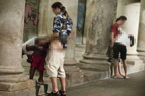 Auf offener Straßen bedienen die Prostituierten in Barcelona ihre Kunden