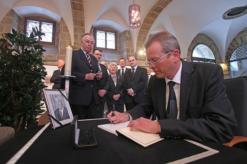 Polit-Prominenz vor dem Kondolenzbuch: OB Maly trägt sich ein, Peter Schönlein und die CSU-Politiker Michael Frieser, Helen Jungkunz, Roland Fleck und Sebastian Brehm (v. li.) warten.