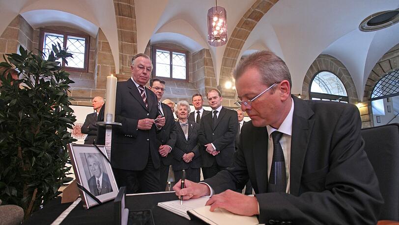 Polit-Prominenz vor dem Kondolenzbuch: OB Maly trägt sich ein, Peter Schönlein und die CSU-Politiker Michael Frieser, Helen Jungkunz, Roland Fleck und Sebastian Brehm (v. li.) warten. Polit-Prominenz vor dem Kondolenzbuch: OB Maly trägt sich ein, Peter Schönlein und die CSU-Politiker Michael Frieser, Helen Jungkunz, Roland Fleck und Sebastian Brehm (v. li.) warten.