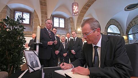 Polit-Prominenz vor dem Kondolenzbuch: OB Maly trägt sich ein, Peter Schönlein und die CSU-Politiker Michael Frieser, Helen Jungkunz, Roland Fleck und Sebastian Brehm (v. li.) warten.