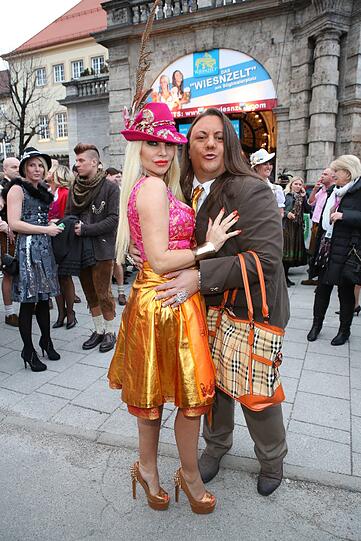 Auch dieses Jahr feierten 2.000 Gäste am Auftakt-Abend der Nacht der Tracht in Dirndl und Lederhosn ein rauschendes Fest im Löwenbräukeller! Bereits zum 12. Mal zapften die Veranstalter Wiesnwirt Christian Schottenhamel und Eventmanager Philip Greffenius beim traditionellen Anstich der Nacht der Tracht das erste Fass gekonnt mit nur zwei Schlägen an, und freuten sich über die gute Stimmung im Festsaal. Die Bilder!
