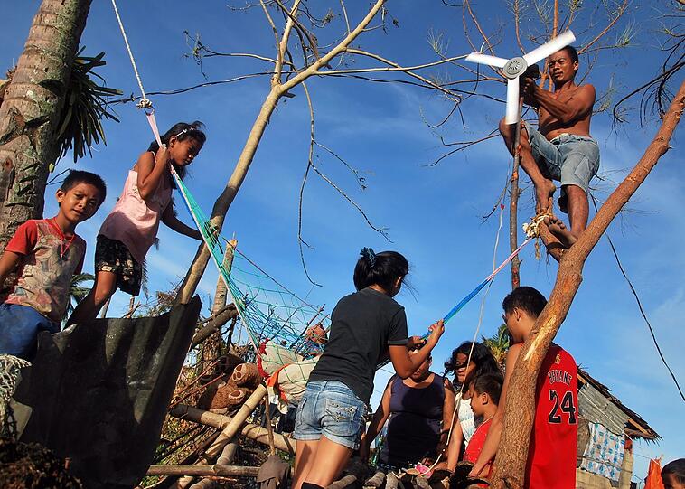 Die Menschen auf den Philippinen stehen vor dem Nichts. Und die Schreckensnachrichten von neuen Stürmen hören nicht auf. Plünderungen sind an der Tagesordnung. Die Menschen kämpfen ums pure Überleben - und gegen Plünderungen.