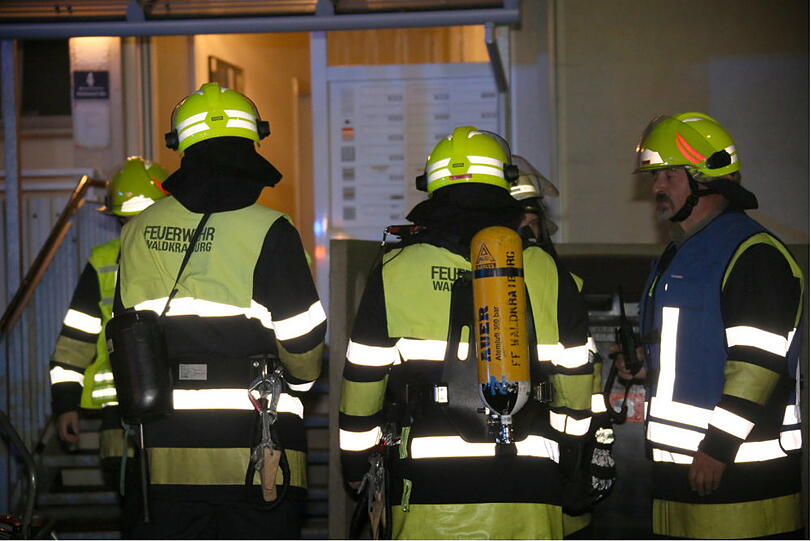 Die Küche verkohlte landete im Vorgarten. Die Bilder vom Feuerwehreinsatz in Waldkraiburg.