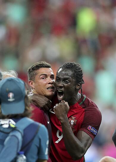 Das Ronaldo-Drama: Auf und Ab des portugiesischen Superstars im EM-Finale gegen Gastgeber Frankreich. Die einmaligen Bilder von Ronaldo, der von der tragischen Figur zum weltbesten Co-Trainer mutierte und dann zum großen Triumphator wurde.