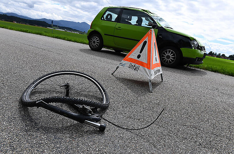 Tragischer Ausgang eines Verkehrsunfalls in Traunstein. Nach dem Zusammenstoß mit einem Auto ist ein 70-jähriger Radler noch am Unfallort gestorben.