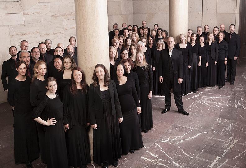 Der Münchener Bach-Chor mit seinem Leiter Hansjörg Albrecht.