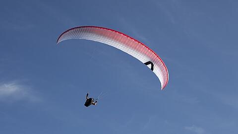 Ein Münchner Gleitschirmflieger kam am Dienstagnachmittag ums Leben. (Symbolbild)