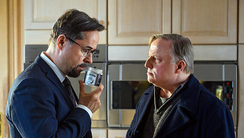 "Tatort: Lakritz": Prof. Karl-Friedrich Boerne (Jan Josef Liefers, l.) und Frank Thiel (Axel Prahl) untersuchen eine Dose Lakritz im Haus des Opfers "Tatort: Lakritz": Prof. Karl-Friedrich Boerne (Jan Josef Liefers, l.) und Frank Thiel (Axel Prahl) untersuchen eine Dose Lakritz im Haus des Opfers