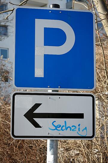 Der Parkplatz vor dem Stüberl ist natürlich für Sechzger.