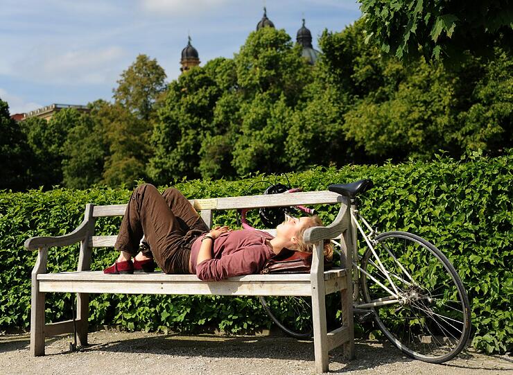 ... sonnen sich die Münchner seit Mittwoch wieder genüsslich auf den Bänken...