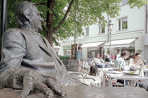 Wie kein anderer verkörperte er den Strizzi aus der Vorstadt und charmanten Hallodri. An seinem Stammplatz im Schwabinger Cafe Münchner Freiheit erinnert heute eine Bronzestatue an den "Monaco".