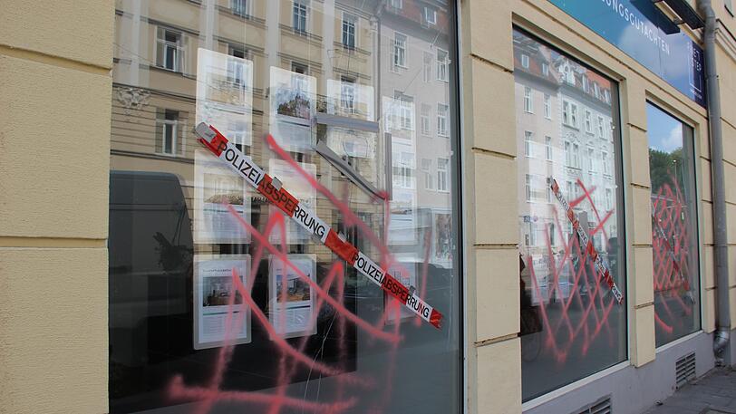 Die betroffene Fensterfront des Immobilien-Büros.