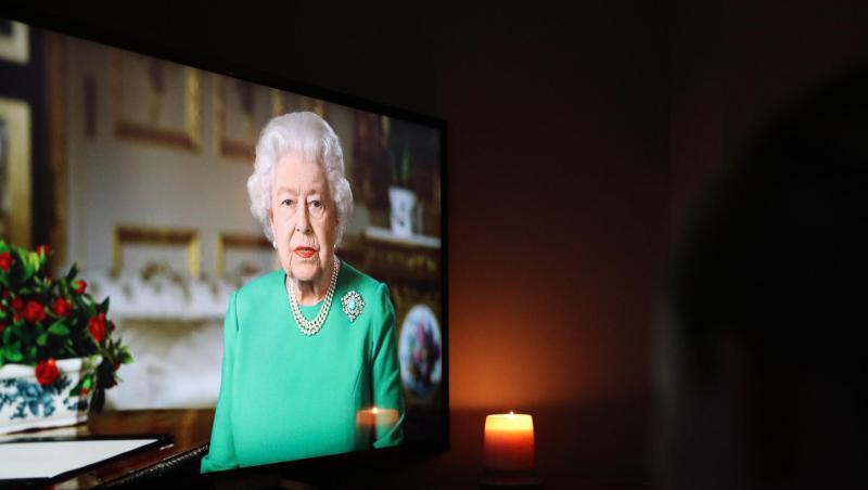 Die britische Königin Elizabeth II. wendet sich in einer Fernsehansprache an die Nation und den Commonwealth. Die britische Königin Elizabeth II. wendet sich in einer Fernsehansprache an die Nation und den Commonwealth.