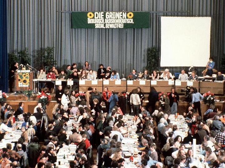 Am 13. Januar 1980 gründeten gut 1000 Delegierte in Karlsruhe die Bundes-Grünen.