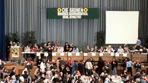 Am 13. Januar 1980 gründeten gut 1000 Delegierte in Karlsruhe die Bundes-Grünen.