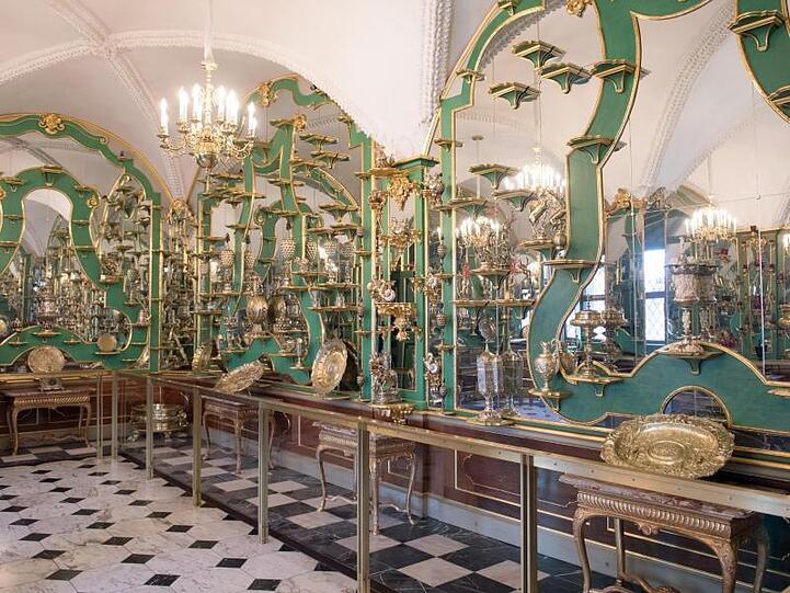 Blick in ein Zimmer des Grünen Gewölbes im Dresdner Schloss.