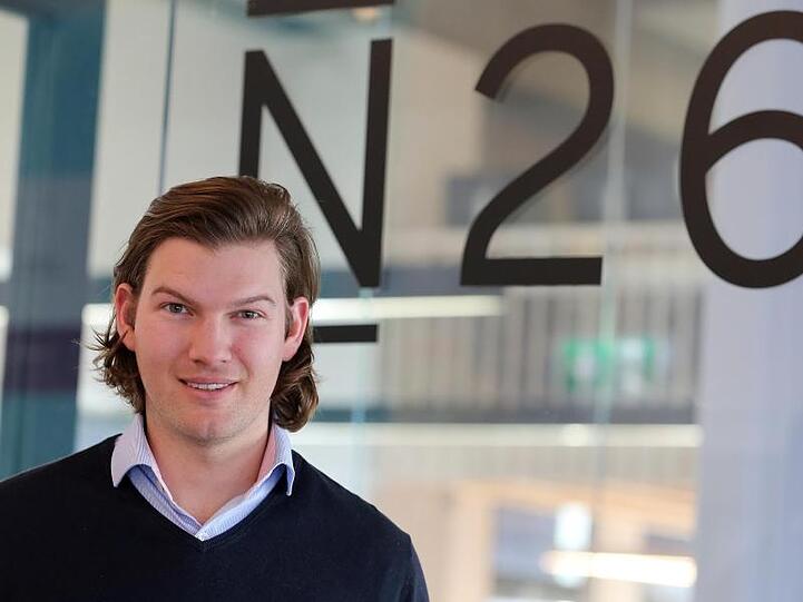 Der Gründer der N26 Bank, der Wiener Valentin Stalf, steht in den Geschäftsräumen des Unternehmens.