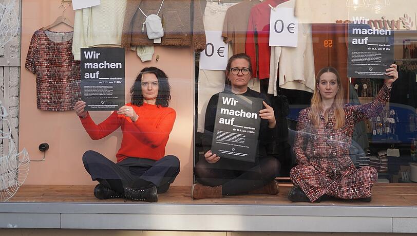 Chefin Nicole Noli (Mitte) mit ihren MItarbeiterinnen Jana Schmidt (liks) und Laura Stein im Schaufenster des "Deargoods"