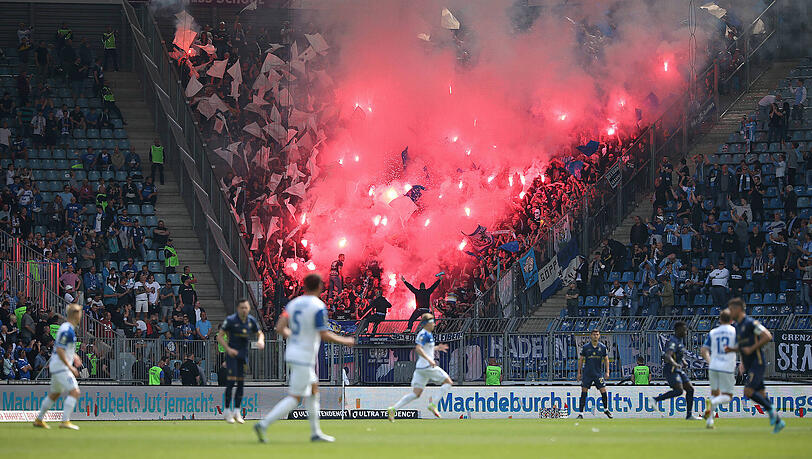 Die Löwen-Fans zünden Pyrotechnik im Gäste-Block des Magdeburger Stadions.