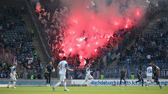 Die Löwen-Fans zünden Pyrotechnik im Gäste-Block des Magdeburger Stadions.