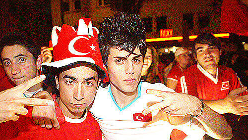 Türkische Fans im Fußball-Fieber Türkische Fans im Fußball-Fieber