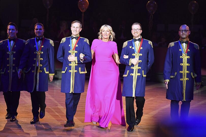 Knallerfrau im Knallerkleid: Monika Gruber wird zur Bühne geleitet.