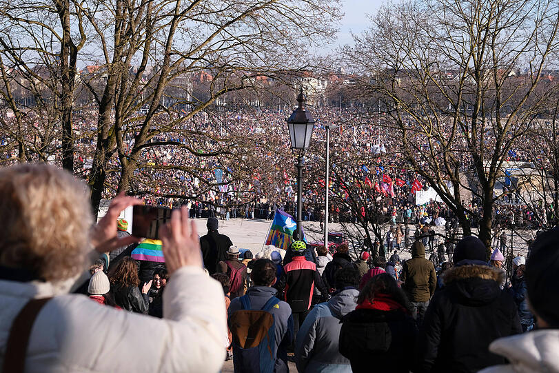Auch vom Bavariaring aus verfolgte man die Demo auf der Theresienwiese.