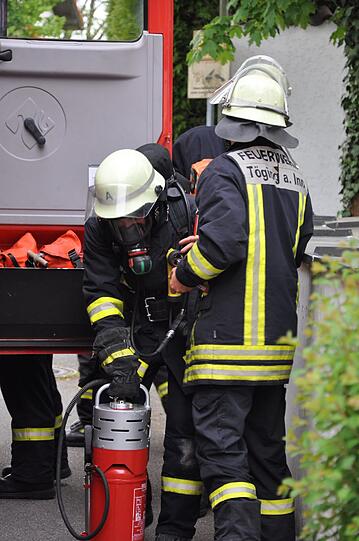 Zu starker Rauchentwicklung kam in der Hauptstrasse in Töging. Eine Mutter wollte mit ihren Kindern in der Wohnung mit zwei Grills grillen.