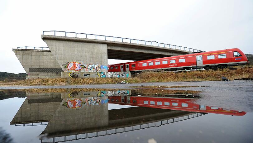 So-Da-Brücke: Nach Ostern sollen die Bauarbeiten nach Angaben des staatlichen Bauamtes in Bayreuth fortgesetzt werden. So-Da-Brücke: Nach Ostern sollen die Bauarbeiten nach Angaben des staatlichen Bauamtes in Bayreuth fortgesetzt werden.