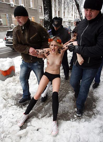 Mitglieder der ukrainischen Frauenbewegung Feme protestieren in Kiew vor dem Parlament.