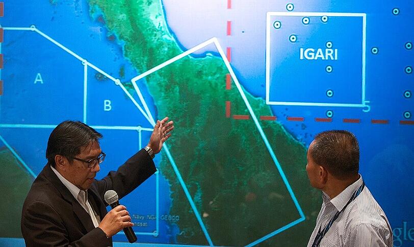 Das Suchgebiet wird ausgeweitet: Der Chef der malaysischen Luftfahrtbehörde, Azharuddin Abdul Rahman (li.) mit dem Chef von Malaysia Airlines  Ahmad Jauhari Yahya (re.)