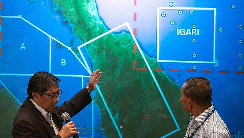 Das Suchgebiet wird ausgeweitet: Der Chef der malaysischen Luftfahrtbehörde, Azharuddin Abdul Rahman (li.) mit dem Chef von Malaysia Airlines Ahmad Jauhari Yahya (re.) Das Suchgebiet wird ausgeweitet: Der Chef der malaysischen Luftfahrtbehörde, Azharuddin Abdul Rahman (li.) mit dem Chef von Malaysia Airlines Ahmad Jauhari Yahya (re.)